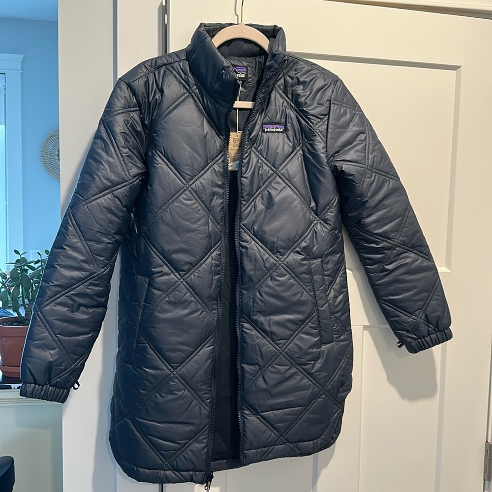 Brand new navy blue Patagonia Pine women’s small insulated waist length jacket